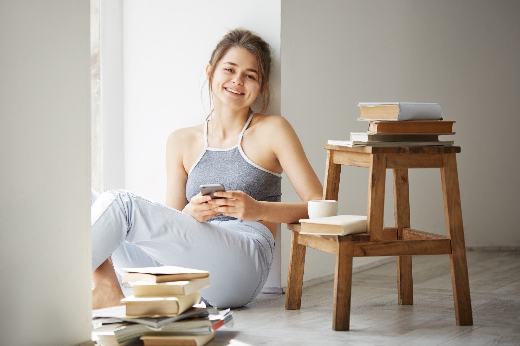 Mujer leyendo de forma relajada